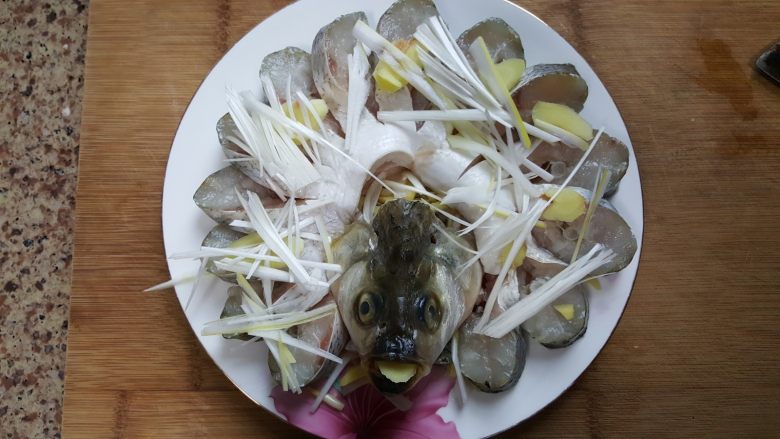 清蒸鱼,14.鱼身上再铺一层葱姜丝。