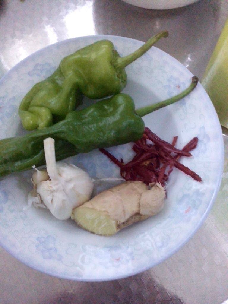 地三鲜牛腩煲,半熟牛腩切厚片待盘，<a style='color:red;display:inline-block;' href='/shicai/ 58'>茄子</a>洗净去蒂切滚刀待盘，<a style='color:red;display:inline-block;' href='/shicai/ 25'>胡萝卜</a>洗净切厚片待盘，<a style='color:red;display:inline-block;' href='/shicai/ 23'>土豆</a>去皮洗净切小方块待盘，<a style='color:red;display:inline-block;' href='/shicai/ 230'>香菇</a>去蒂洗净切块待盘，<a style='color:red;display:inline-block;' href='/shicai/ 61'>青椒</a>去蒂洗净切块待盘，<a style='color:red;display:inline-block;' href='/shicai/ 2795'>蒜头</a>去皮和姜片和<a style='color:red;display:inline-block;' href='/shicai/ 86474'>干辣椒</a>待用。