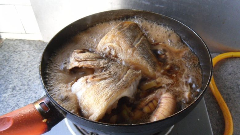 红烧鲈鱼, 加适量清水,烧制5分钟