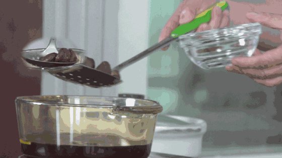 黄焖鸡米饭,锅里添水，加入生抽、耗油、绍酒、白糖、姜丝，水开后放入香菇，五分钟后捞出，保留香菇水；煮的时候，<a style='color:red;display:inline-block;' href='/shicai/ 23'>土豆</a>切块，<a style='color:red;display:inline-block;' href='/shicai/ 29'>洋葱</a>切片，青椒切块，葱和指天椒切段