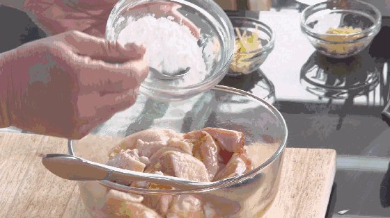 黄焖鸡米饭,鸡腿肉加入绍酒、盐、生粉和生抽，腌制20分钟。