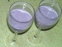 蓝莓慕斯杯,倒入红酒杯,盖上保鲜膜放入冰箱冷藏至凝固