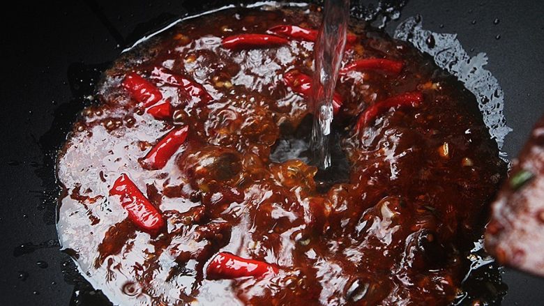麻辣滑嫩的水煮牛肉,转大火,加入清水;