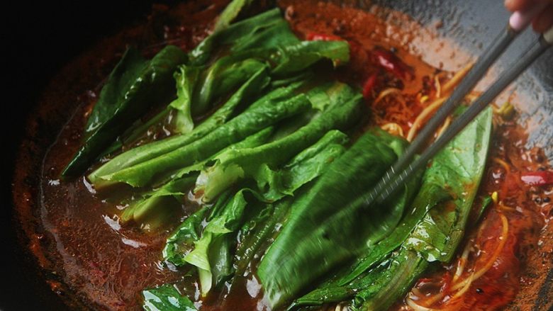 麻辣滑嫩的水煮牛肉,再把<a style='color:red;display:inline-block;' href='/shicai/ 155'>油麦菜</a>倒入烫10秒左右就行,然后捞起来;