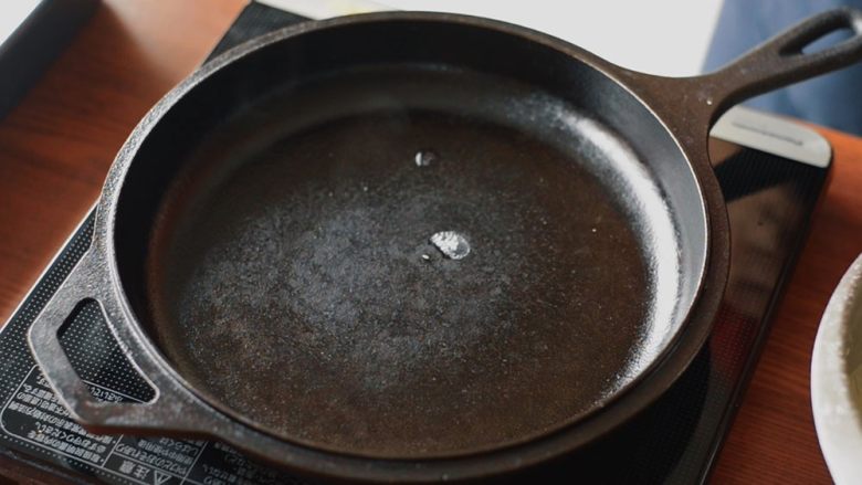 铜锣烧 夹奶油抹茶红豆,热锅。开中火,在锅里倒1勺水,待水开始蒸发,将水擦干。