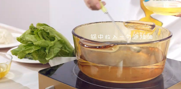 快手午餐便当,十分钟搞定挑食宝宝,1、锅里放适量的水,一勺油,少许盐
