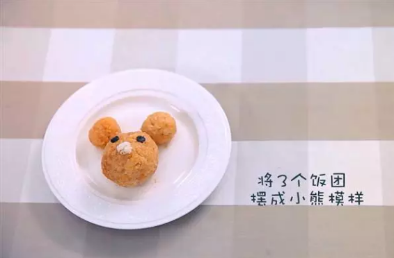 快手午餐便当,十分钟搞定挑食宝宝,4、用海苔片制作熊的眼睛鼻子。
