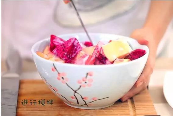 快手午餐便当,十分钟搞定挑食宝宝,6、各类水果切片,加入水果沙拉搅拌