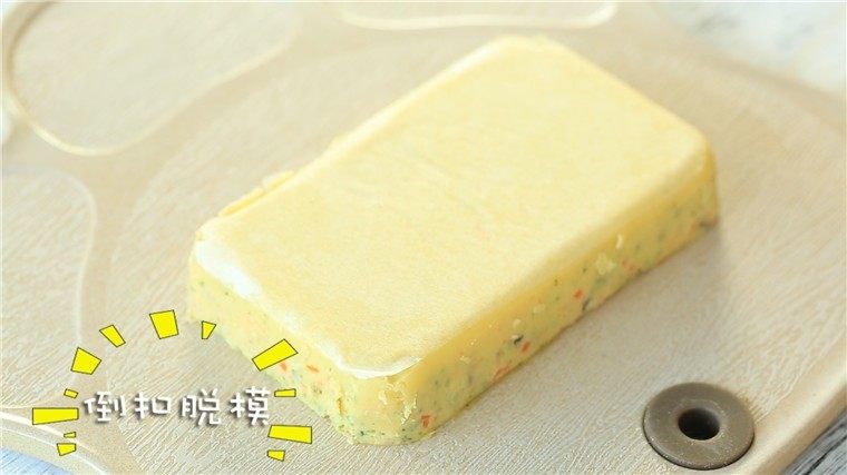龙利鱼蒸糕,蒸好后,稍稍冷却再倒扣脱模。