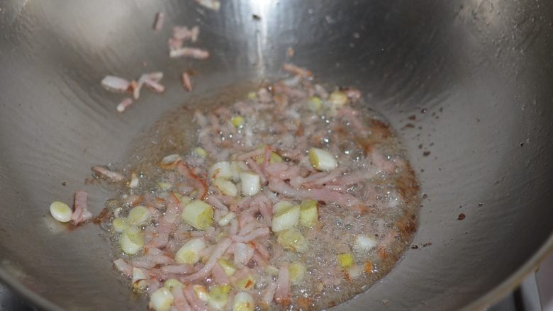 孜然花菜,比肉还好吃!,另起一锅倒油炒培根和葱段,这个菜还可以放些大蒜碎。