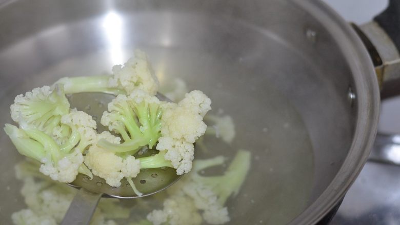 孜然花菜,比肉还好吃!,花菜焯水后不用过凉,直接捞出。注意花菜的焯水程度要恰当,不可久煮,但要断生,煮烂的花菜真心难吃。