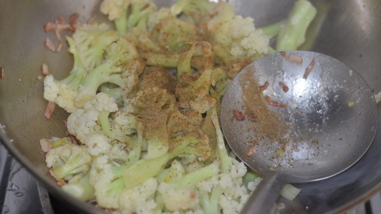 孜然花菜,比肉还好吃!,倒入孜然碎,有粉有粒的孜然最好了。