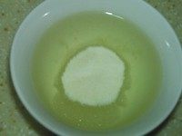 黄桃冻芝士,将鱼胶粉倒入黄桃糖水中,