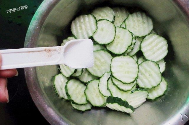 肉沫炒黄瓜片,撒一勺盐,腌制一小时