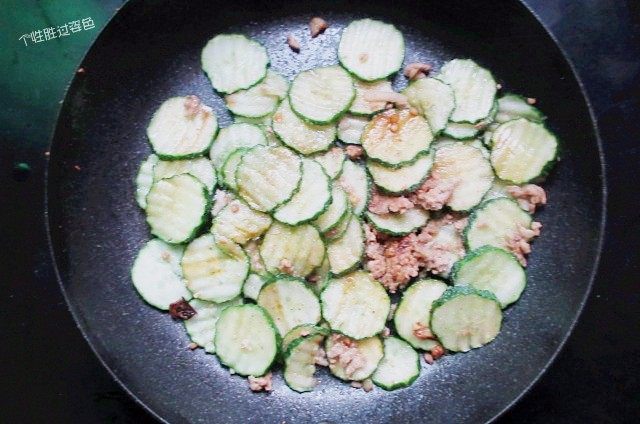 肉沫炒黄瓜片,倒入控干水分的黄瓜片,大火快速翻炒