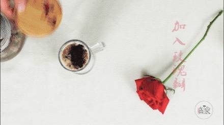 玫瑰奥利奥奶茶,倒入压碎的玫瑰花瓣(之前泡水的干花花瓣)