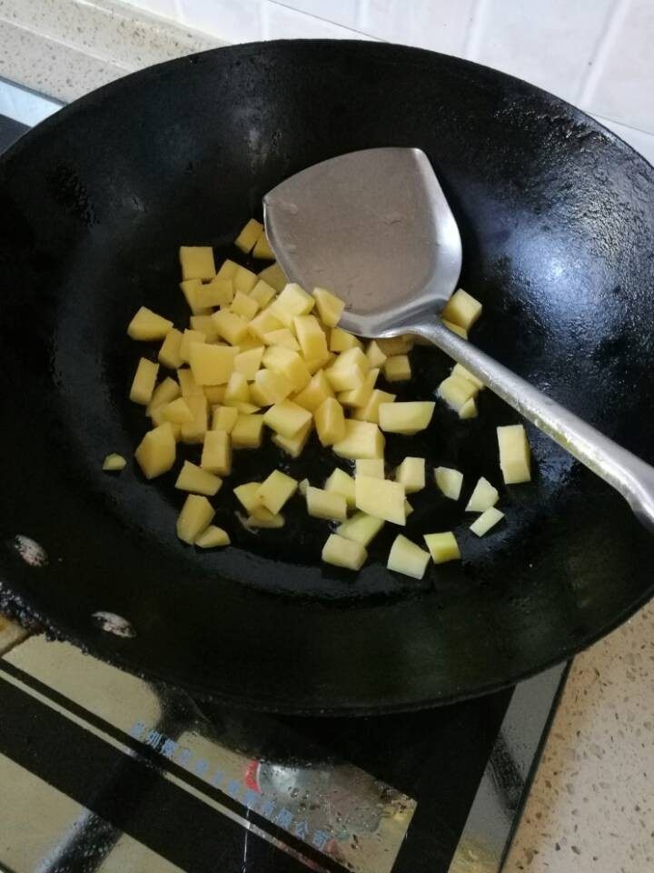 咖喱土豆,锅烧热,加入适量的油,倒入土豆块,翻炒。