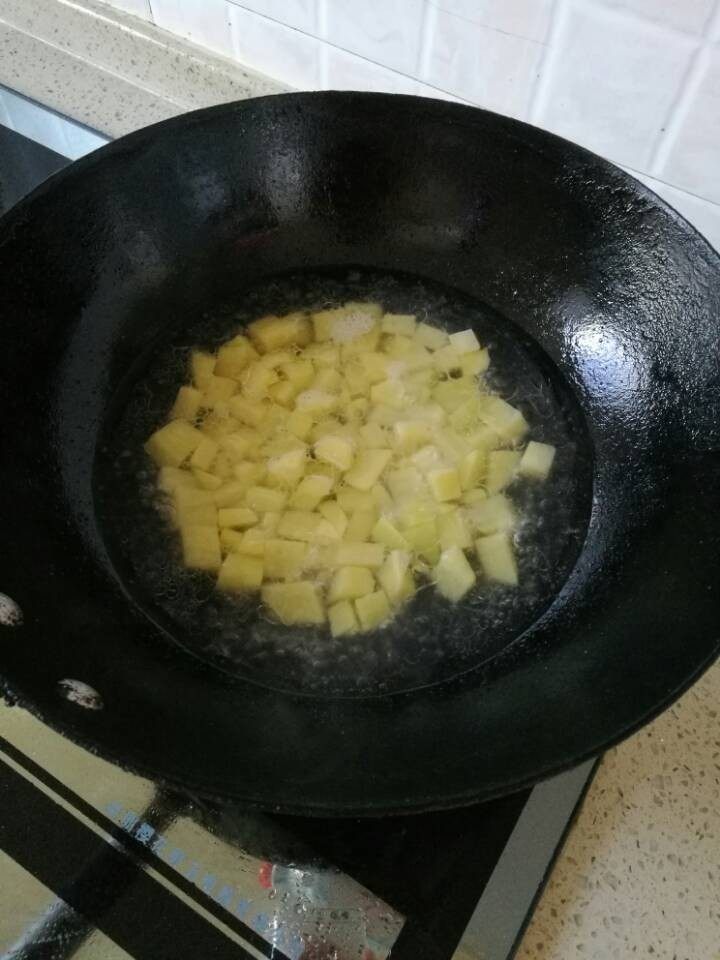 咖喱土豆,加适量的水焖熟,喜欢口感软点的可以焖久点。