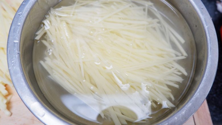 土豆丝卷饼儿#土豆还是西红柿#,泡水,喜欢爽脆口感的多冲洗几次,洗去多余的淀粉
