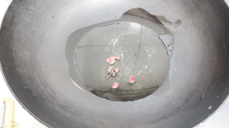 土豆丝卷饼儿#土豆还是西红柿#,锅里放热油,小火姜花椒干辣椒炒香,不要炒焦