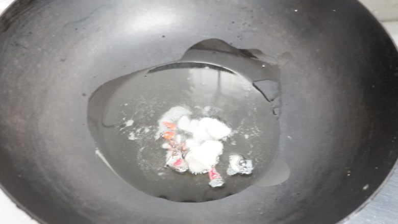 土豆丝卷饼儿#土豆还是西红柿#,放入蒜片,炒香