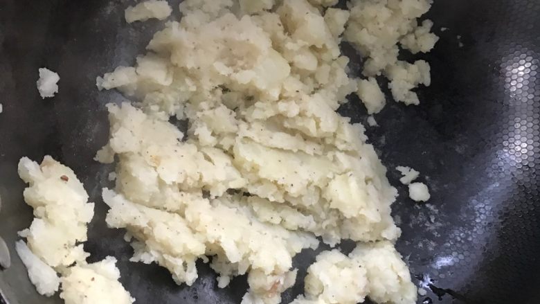 老奶洋芋,油温后倒入搅拌好的土豆泥炒香,即可出锅