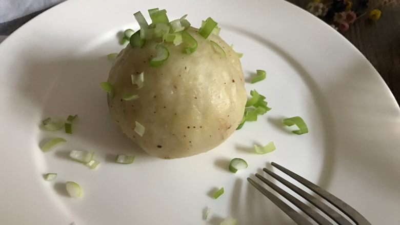 老奶洋芋,炒好的土豆泥用保鲜膜捏成圆形,撒上葱花即可食用