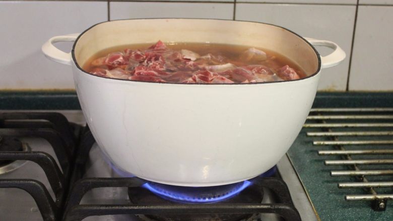 沙茶牛肉面,先不盖盖子,大火煮滚后,转小火