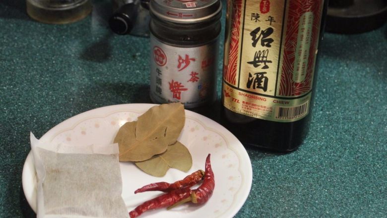 沙茶牛肉面,除了酱油和牛肉,其馀的材料就是这些。