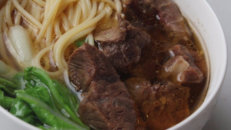 沙茶牛肉面,牛肉味道浓郁软嫩,入口即化,充满香甜。汤汁集所有味道的精华,不死咸又带肉甜,可以全部一饮而尽。