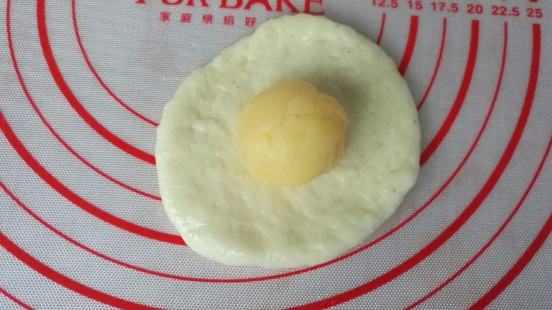 超好吃奶黄餐包,面团擀成圆片,包入<a style='color:red;display:inline-block;' href='/shicai/ 4668'>奶黄馅</a>。