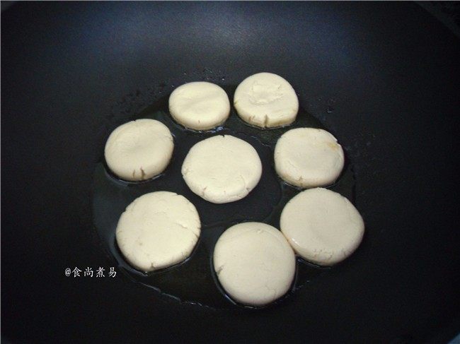 超简单的糖油粑粑,热锅,倒入少量食用油,将糯米饼整齐码在锅内
