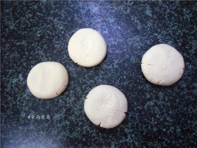 超简单的糖油粑粑,再摁扁,周围有裂纹不用担心,经过加热裂痕会自动封口