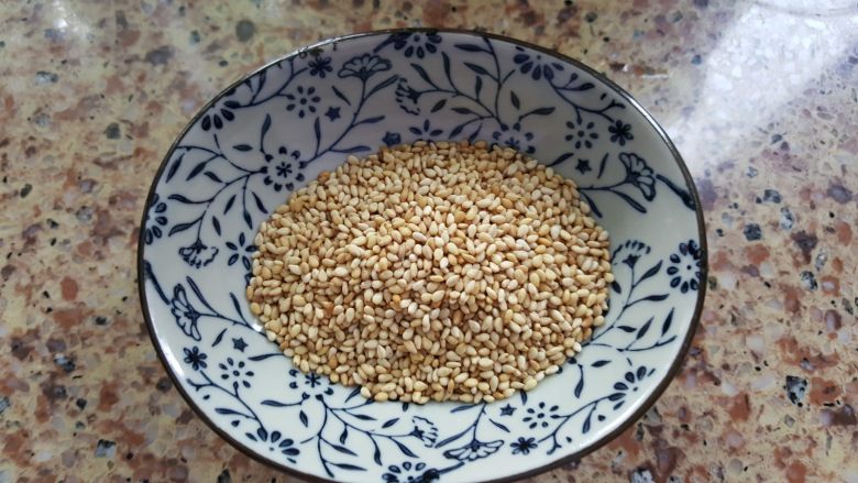 糖醋牛肉里脊,把白芝麻事先炒熟备用。