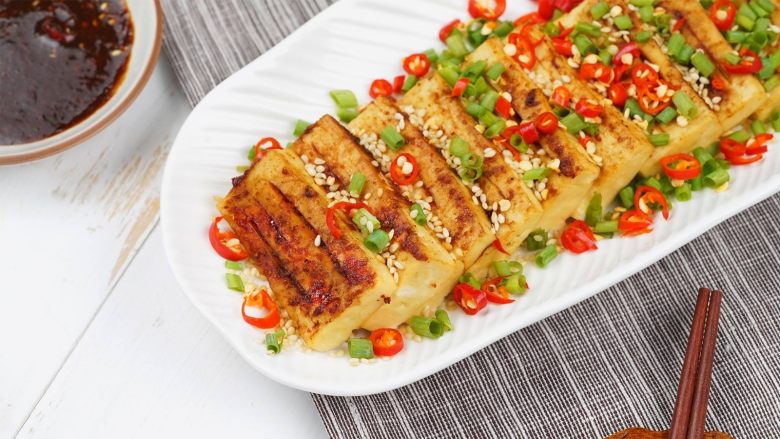 微波炉快手烤豆腐!,表面撒上<a style='color:red;display:inline-block;' href='/shicai/ 141911'>熟白芝麻</a>、葱花、辣椒,即可享用