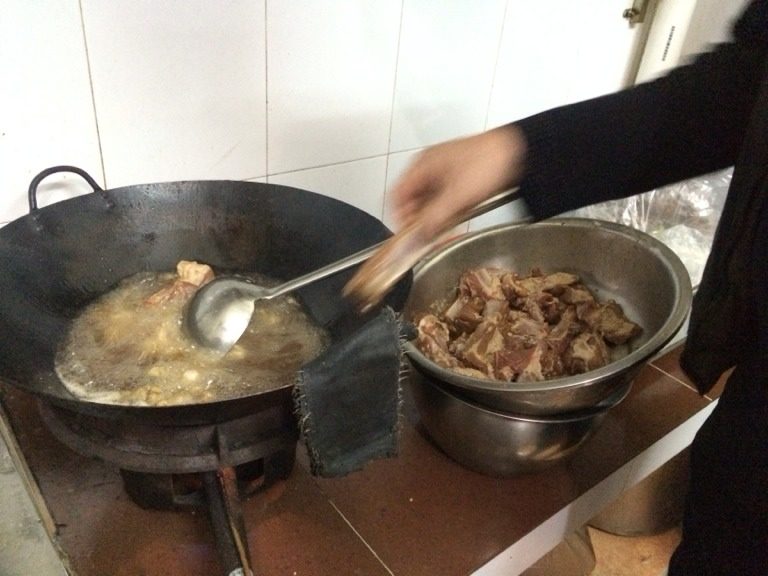 炸排骨,添加调味料腌制5小时以上。然后下油锅炸。