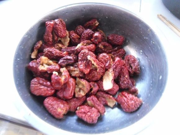 红枣烤馒头, 把<a style='color:red;display:inline-block;' href='/shicai/ 2470'>红枣</a>去核、洗净、沥干水分备用