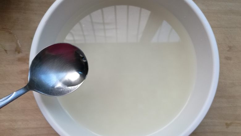 宫保鸡丁盖浇饭,加入450克清水,无需清洗。这个水量做出来的米饭香软弹滑,软硬刚刚好。喜欢吃软一点的可以稍微多加一点。