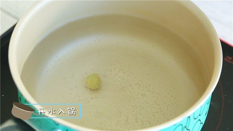 翡翠丸子,起锅烧水,水开后,转小火放入虾丸 。