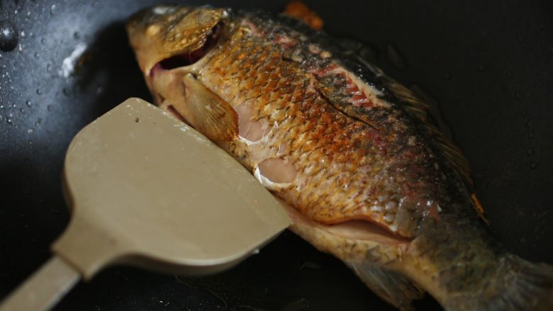 赤小豆鲫鱼豆腐汤-带带,倒入<a style='color:red;display:inline-block;' href='/shicai/ 718'>料酒</a>、蒜去腥;