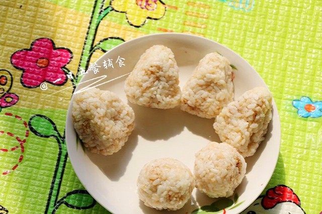 芝士蛋煎饭团,把芝士捏进去,整整形。捏出饭团的三角形状。