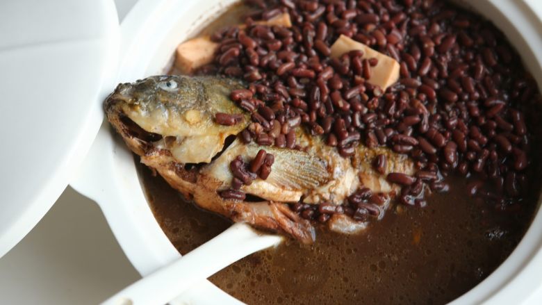赤小豆鲫鱼豆腐汤-带带,放入豆腐块,煮30分钟,加入盐调味即可