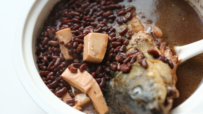 赤小豆鲫鱼豆腐汤-带带,美味的鲫鱼赤小豆豆腐汤就做好啦,盛到汤盆中,够一家人吃哦。