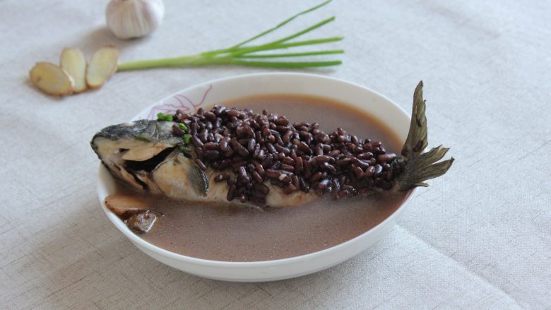 赤小豆鲫鱼豆腐汤-带带,放入<a style='color:red;display:inline-block;' href='/shicai/ 465'>豆腐</a>块,煮30分钟,加入盐调味即可