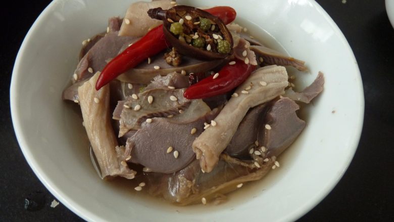 盐水鹅肾,盛好鹅肾片,加放泡汁,洒<a style='color:red;display:inline-block;' href='/shicai/ 141765'>熟芝麻</a>