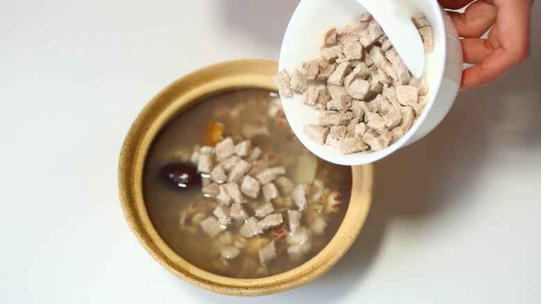 去热解暑又滋补的清补凉-带带,将肉丁放入,再炖30分钟;