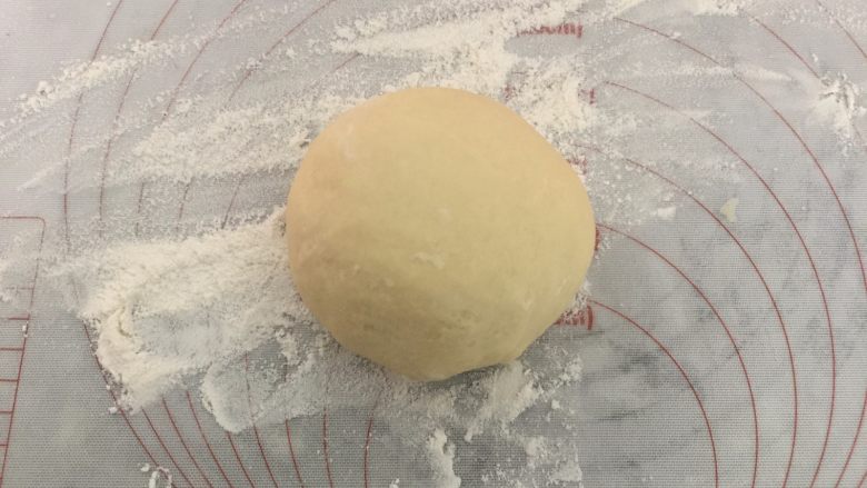 黄山烧饼,将醒好的水油皮取出揉光滑(这时的面团应是非常软的)