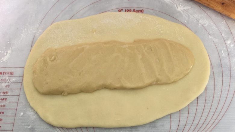 黄山烧饼,稍微擀开,将油酥面团放在上面
