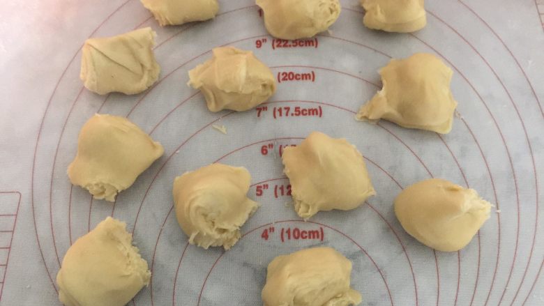 黄山烧饼,揪成12个小面剂,感觉揪出来的面团比切出来的容易包馅料