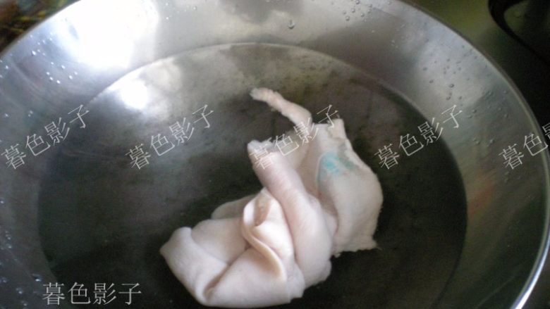 猪肉皮炖土豆,
猪皮用刀刮一下,小火煮熟